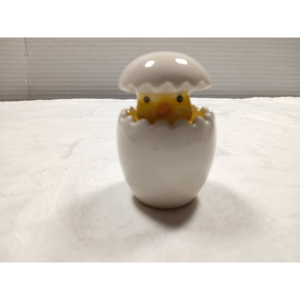 About To Hatch Kate Aspen Chick in Egg Shell Nesting Salt & Pepper Shaker w/ Box